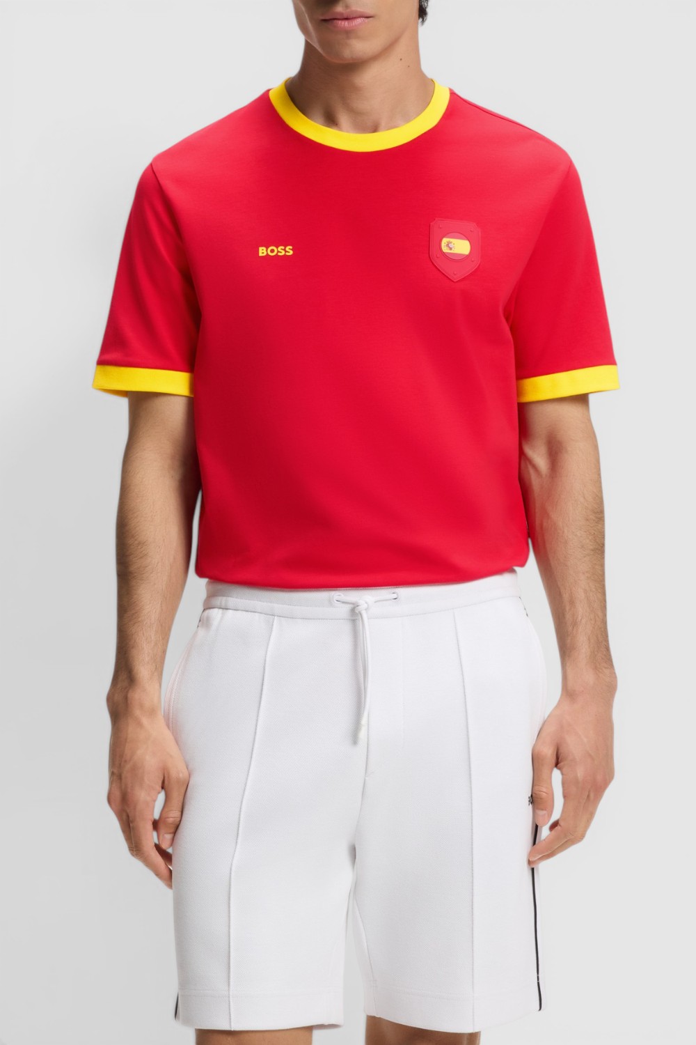 תמונת דוגמן קידמית של חולצת טי בגזרה ישרה