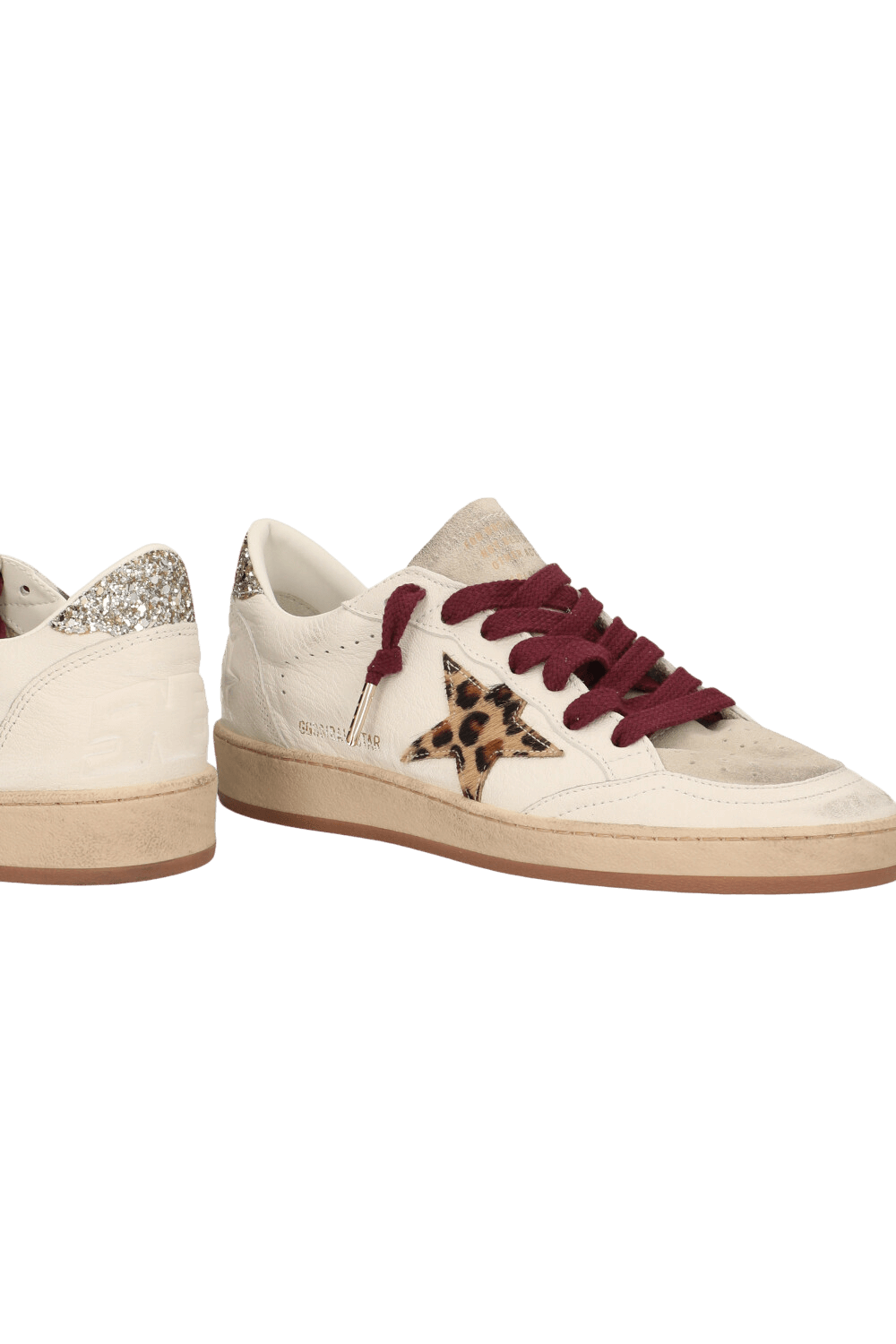 תמונת תקריב של נעלי סניקרס בולסטאר