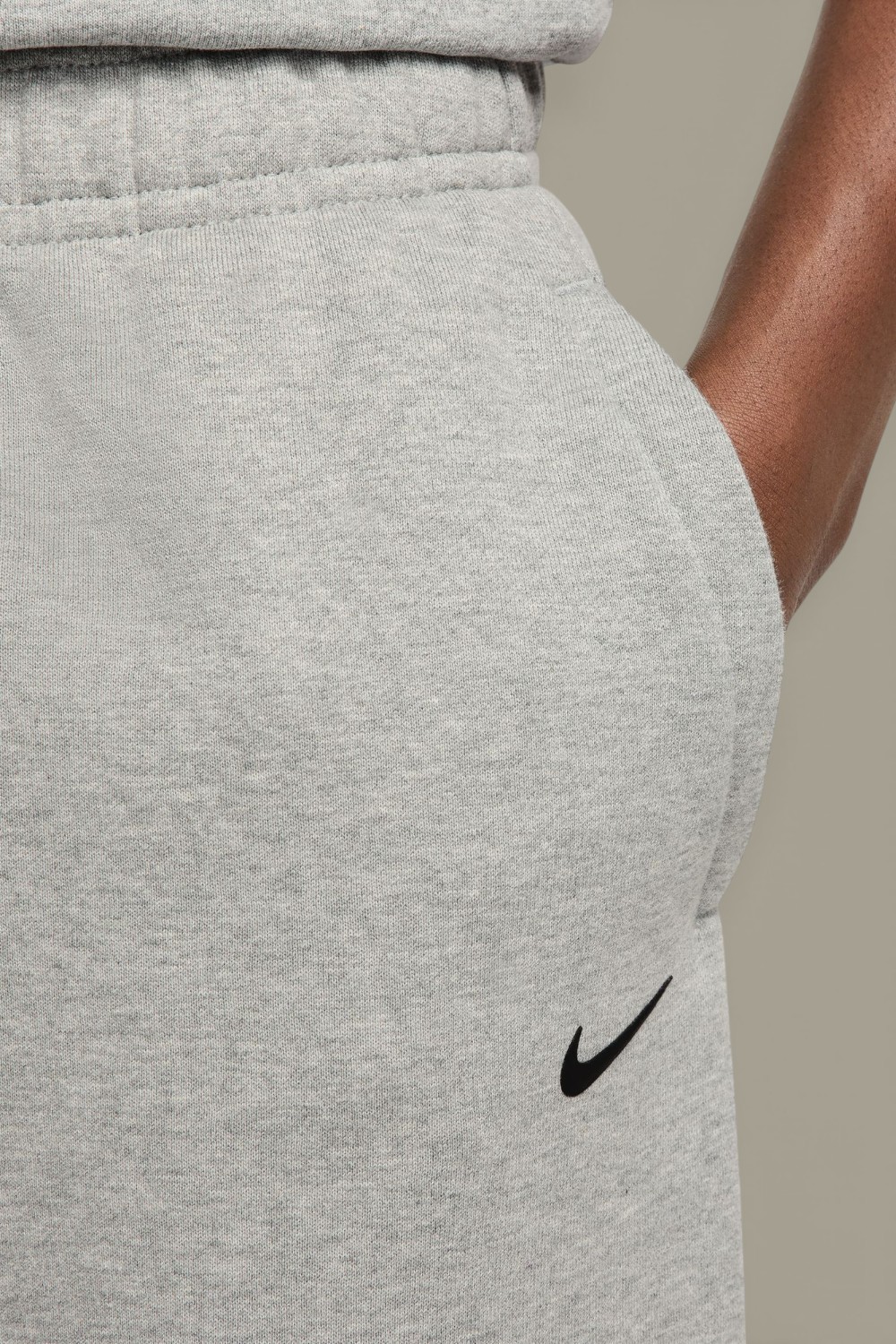 תמונת תקריב דוגמן של מכנסי פליז Nocta