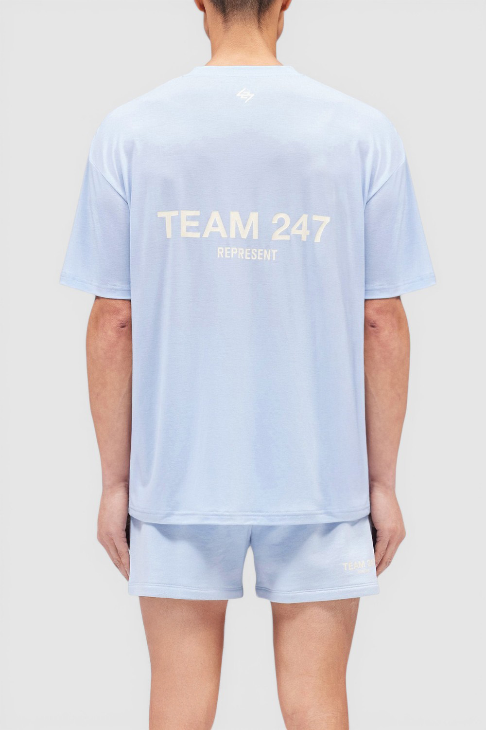 תמונת דוגמן אחורית של חולצת אימון