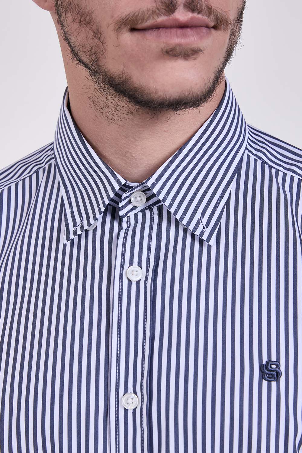 תמונת תקריב דוגמן של חולצה מכופתרת