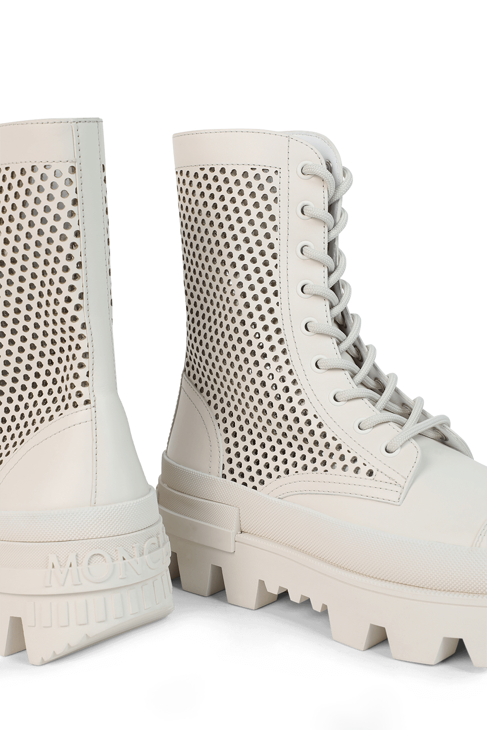 תמונת תקריב של מגפי קארין מעור 