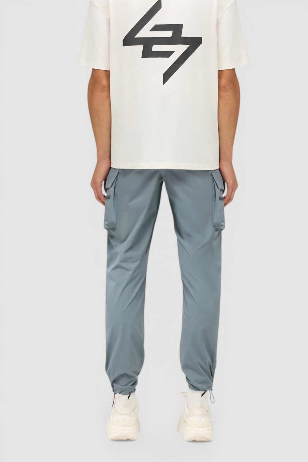 תמונת דוגמן אחורית של מכנסי קרגו