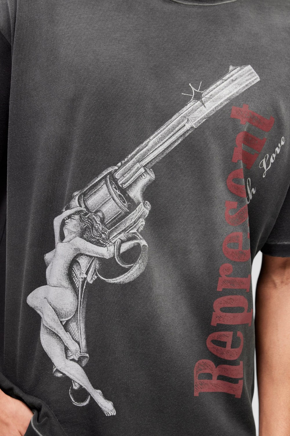 תמונת תקריב דוגמן של חולצת טי אוברסייז