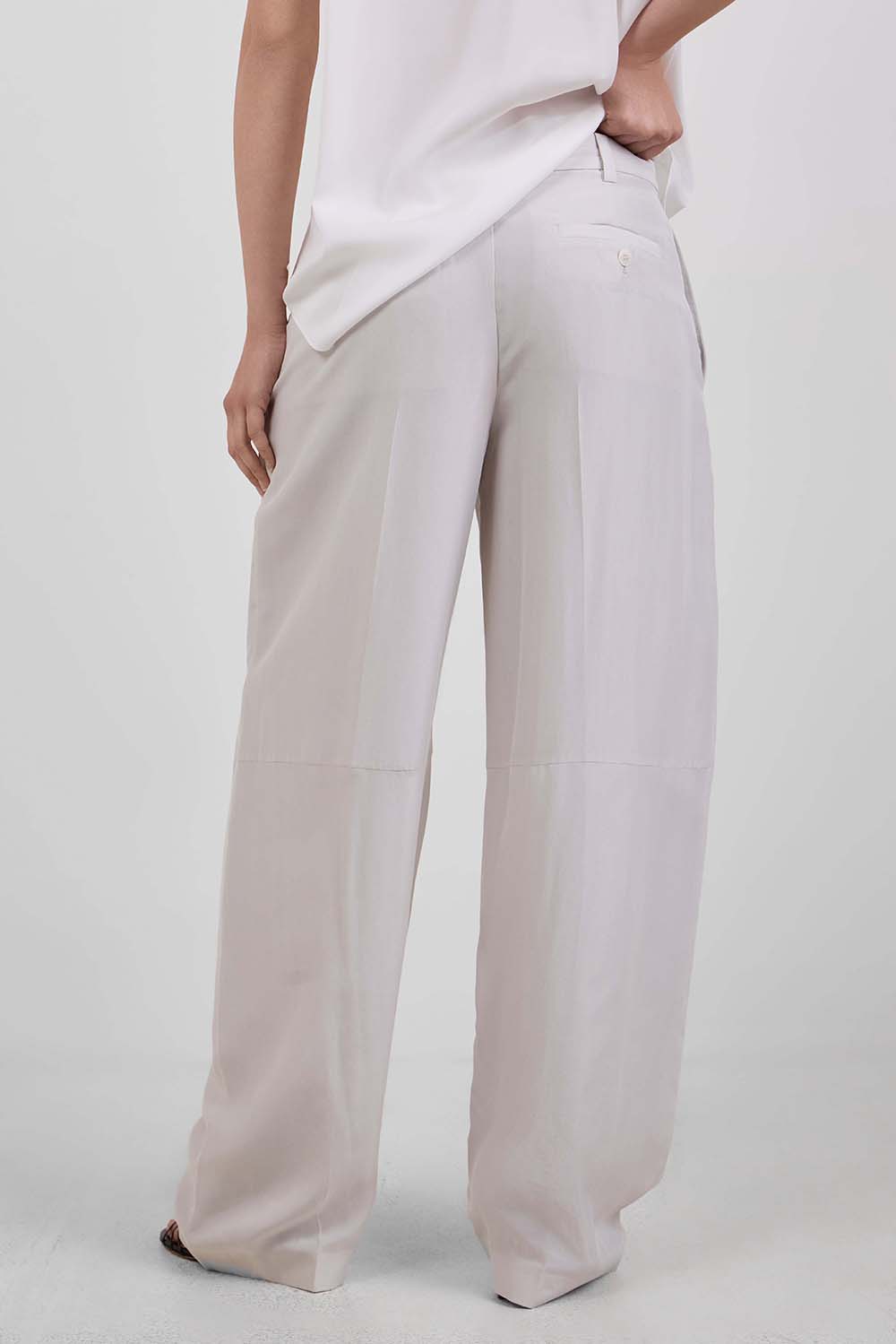 תמונת דוגמן אחורית של מכנסיים מחויטים