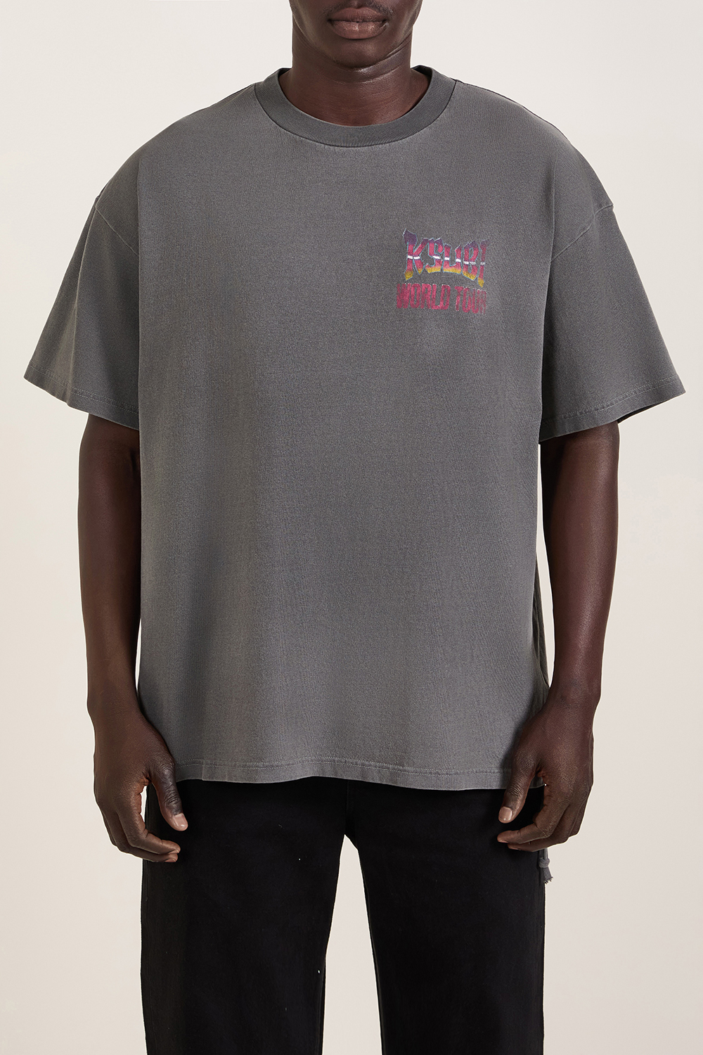 תמונת דוגמן קידמית של חולצת טי אוברסייז