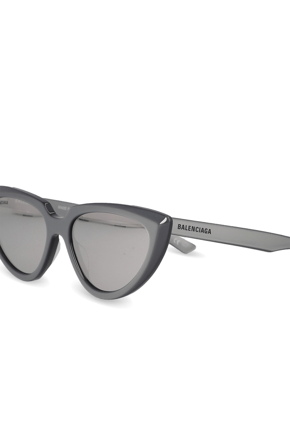 תמונת תקריב של משקפי שמש כסופים עם מסגרת חתול