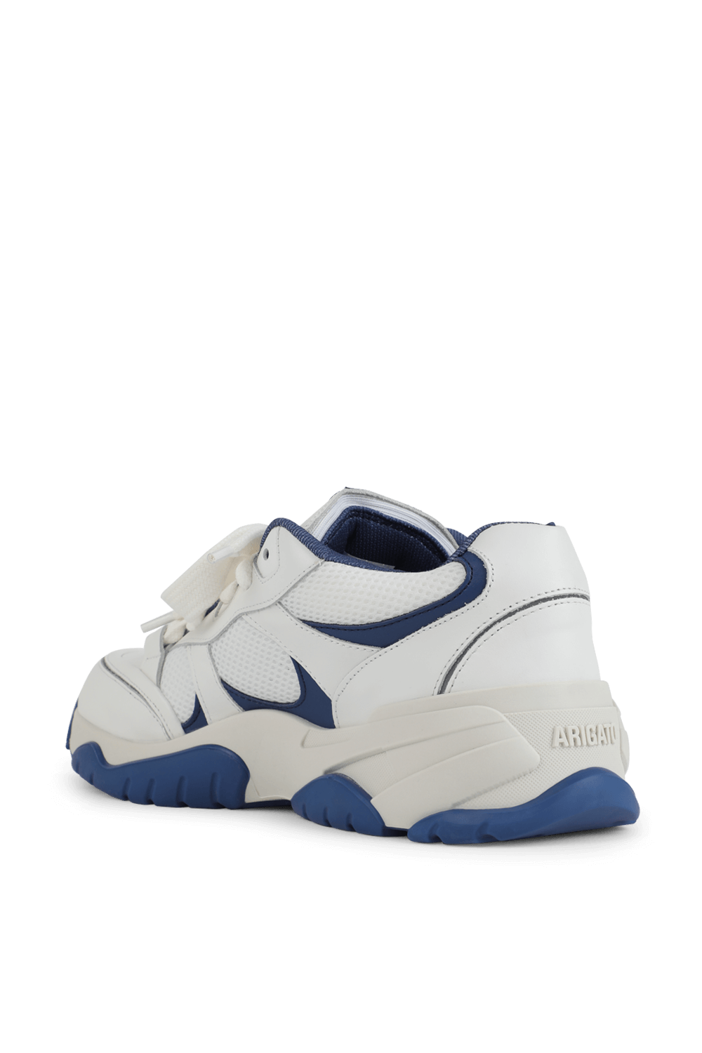 תמונה אחורית של נעלי סניקרס ברכיסה נמוכה קטפיש