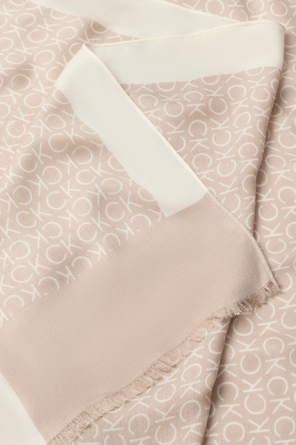 תמונה אחורית של צעיף קל