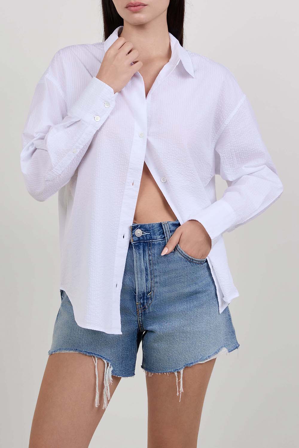 תמונת דוגמן קידמית של חולצה מכופתרת