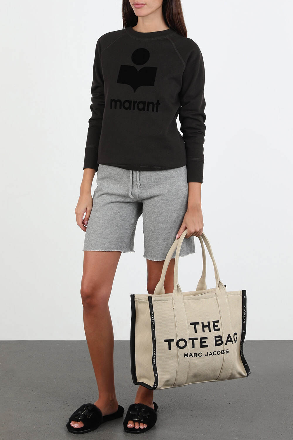 תמונת דוגמן קידמית של כפכפי סליידס פרוותיים בגוון שחור