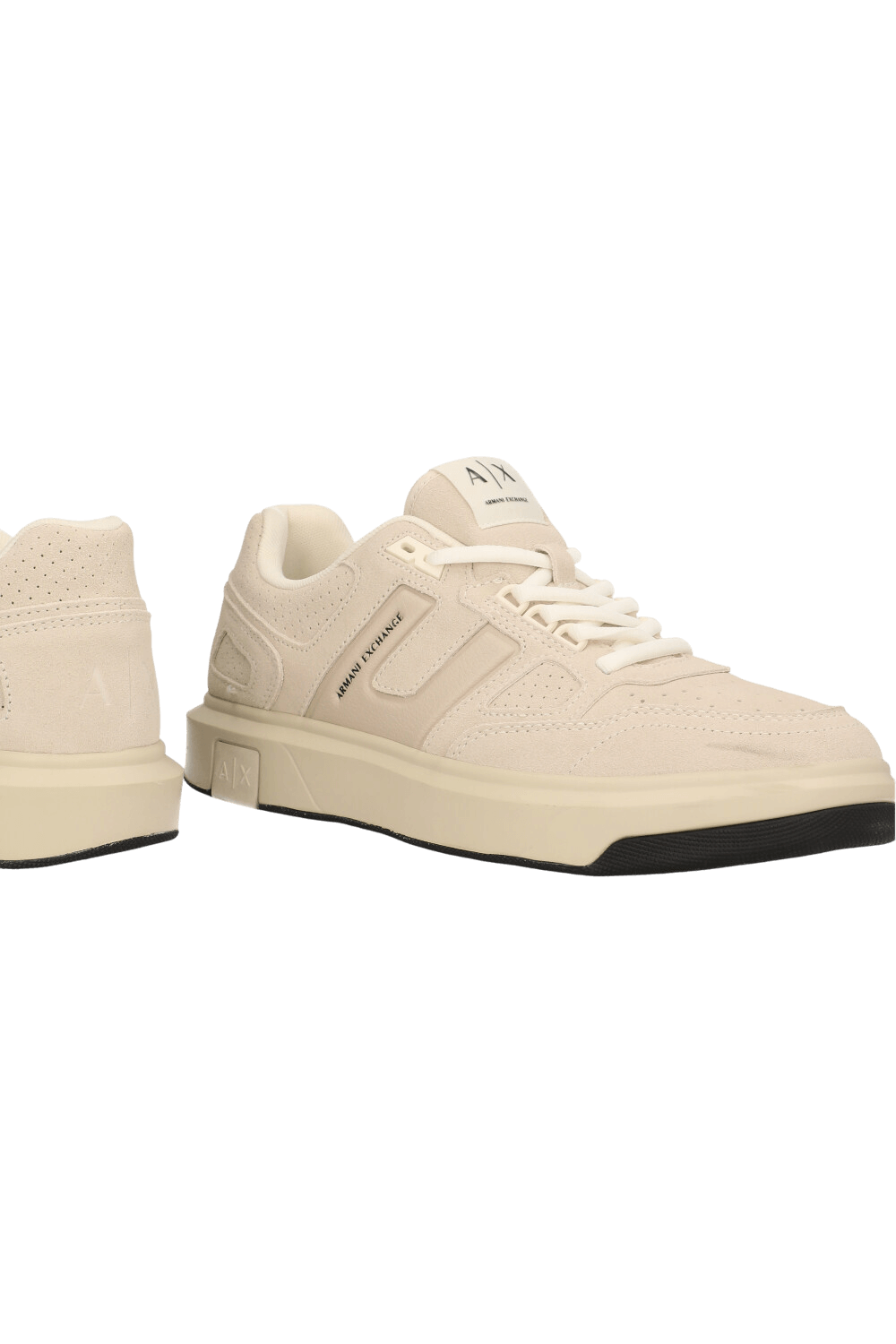 תמונת תקריב של נעלי סניקרס