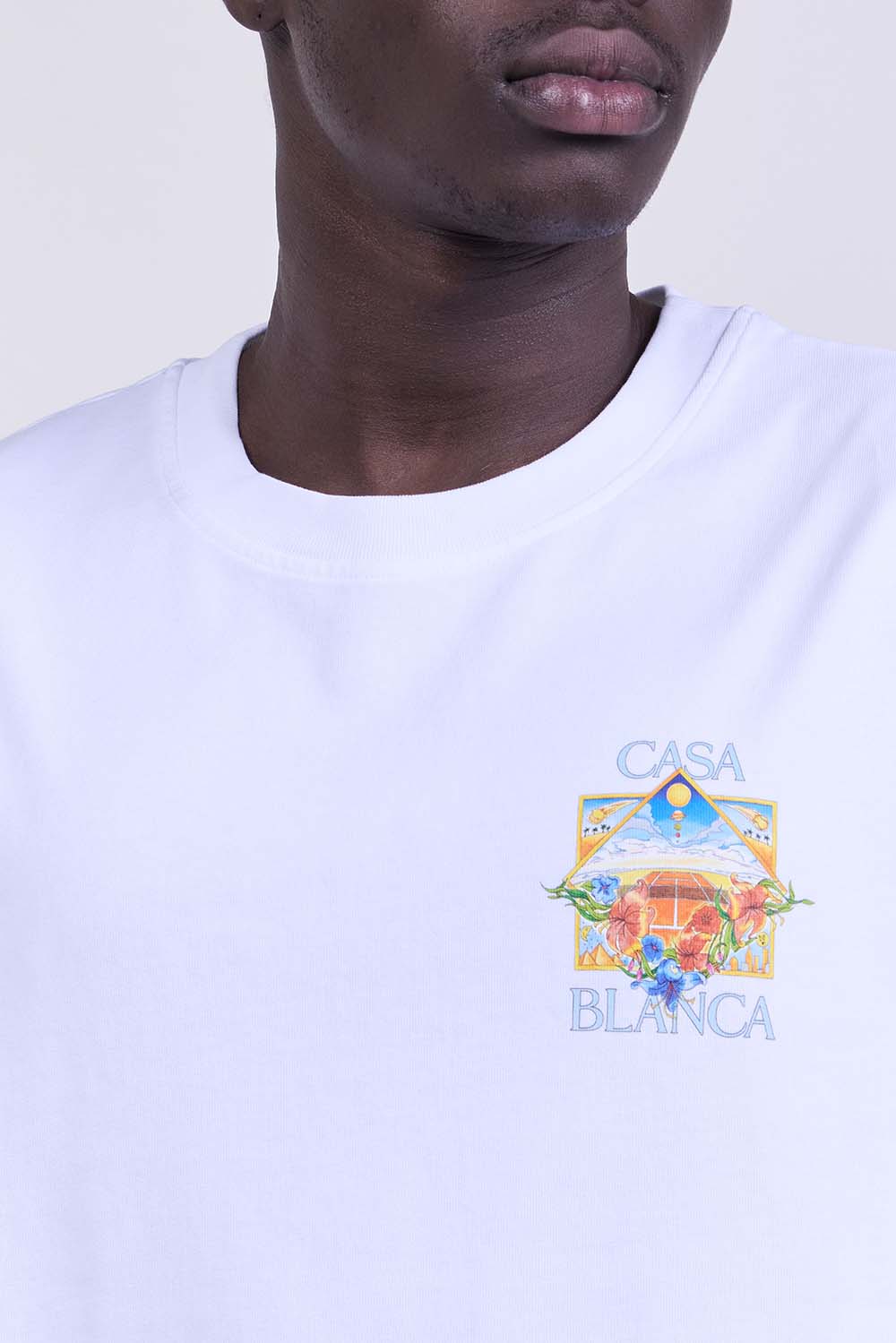 תמונת תקריב דוגמן של חולצת טי בגזרה משוחררת