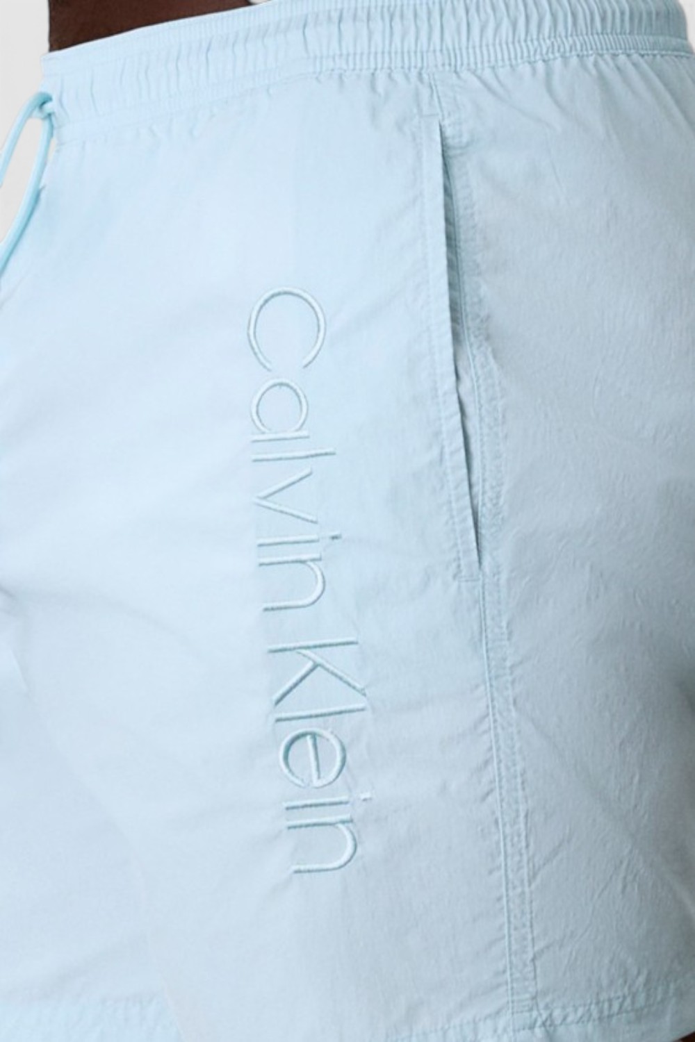 תמונת תקריב דוגמן של מכנסי בגד ים