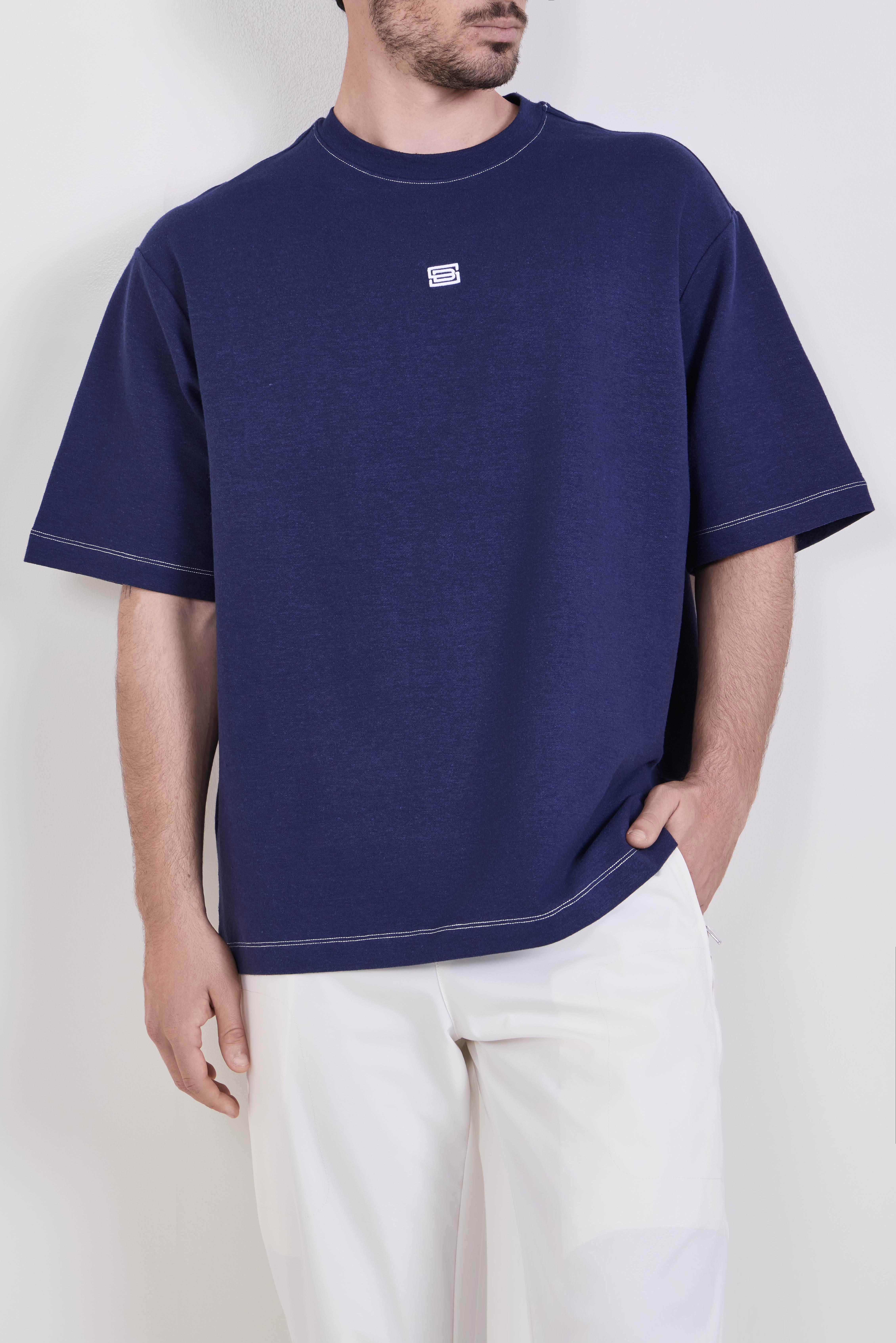 תמונת דוגמן קידמית של חולצת טי אוברסייז