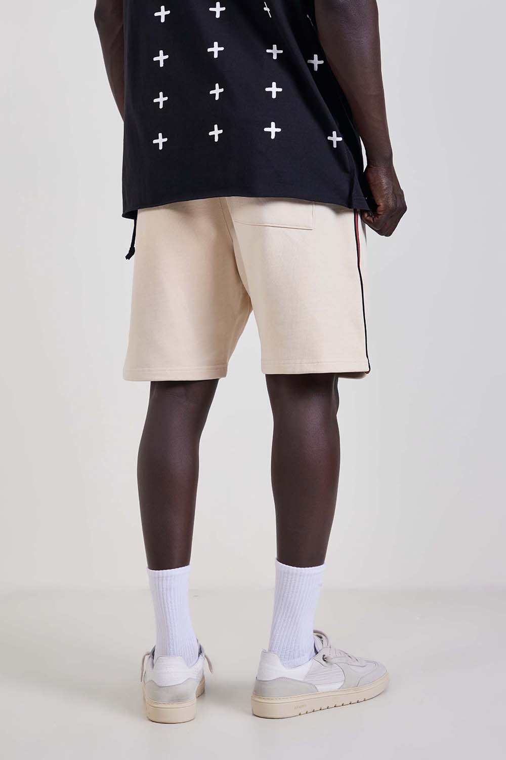 תמונת דוגמן אחורית של מכנסי ג'וגר קצרים