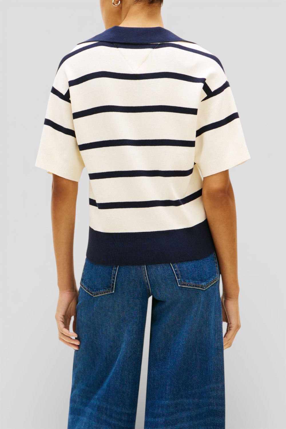 תמונת דוגמן אחורית של חולצת פולו סריג