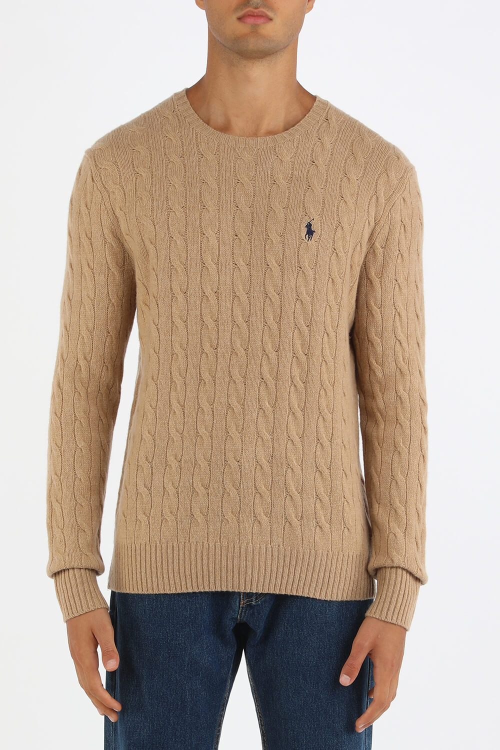 תמונת דוגמן קידמית של Cable-Knit Cotton Sweater in Camel