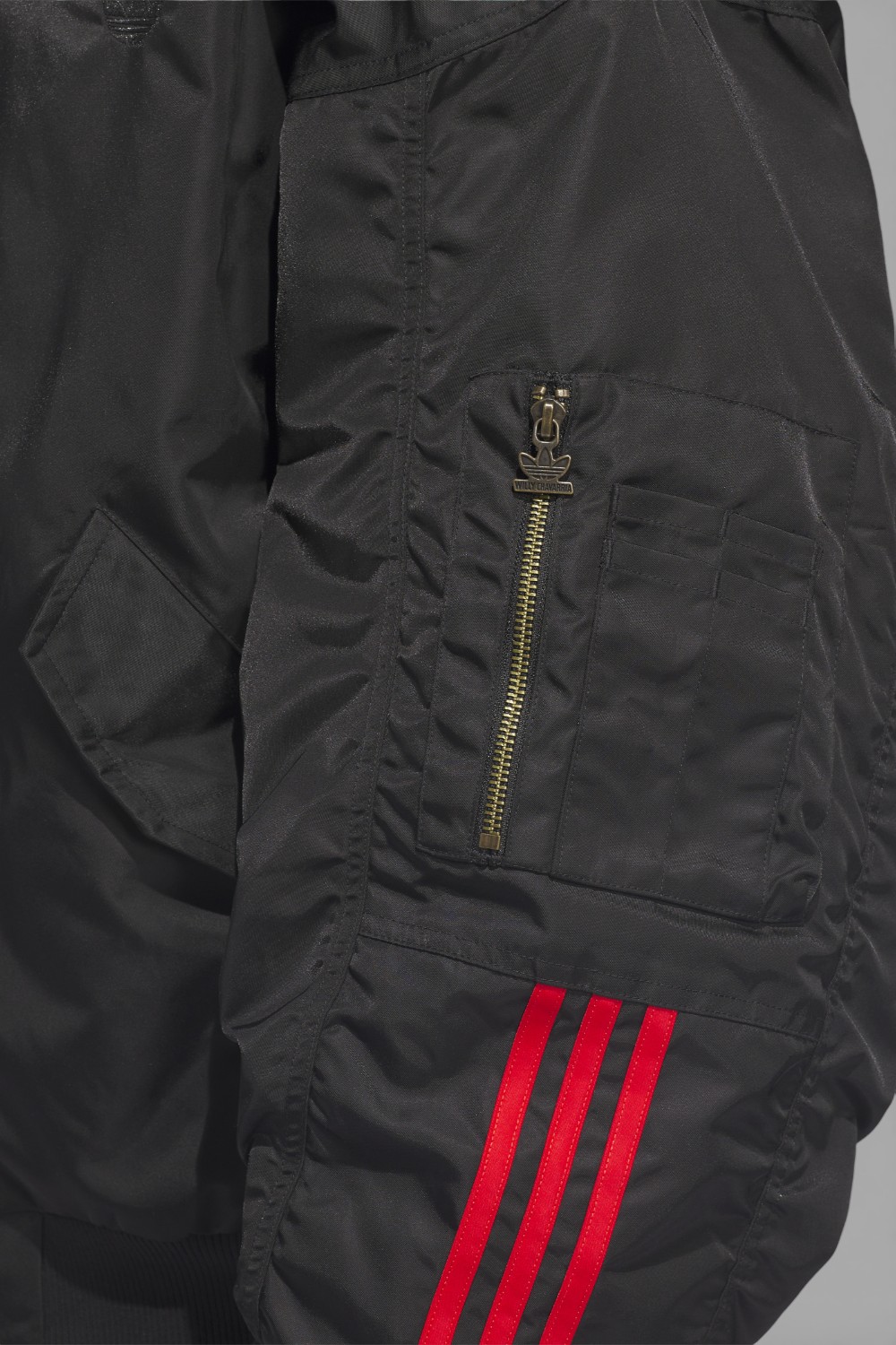 תמונת תקריב דוגמן של ז'קט בומבר אדידס X וילי צ'אווריה