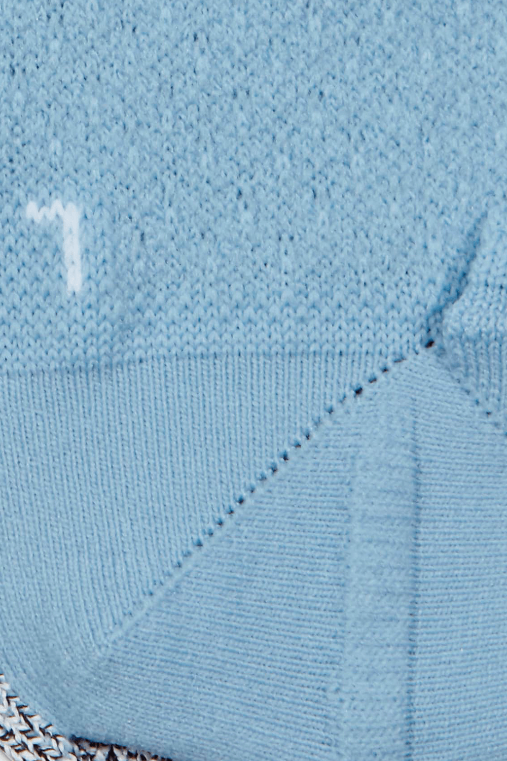 תמונת תקריב של גרבי סטודיו בצבע תכלת