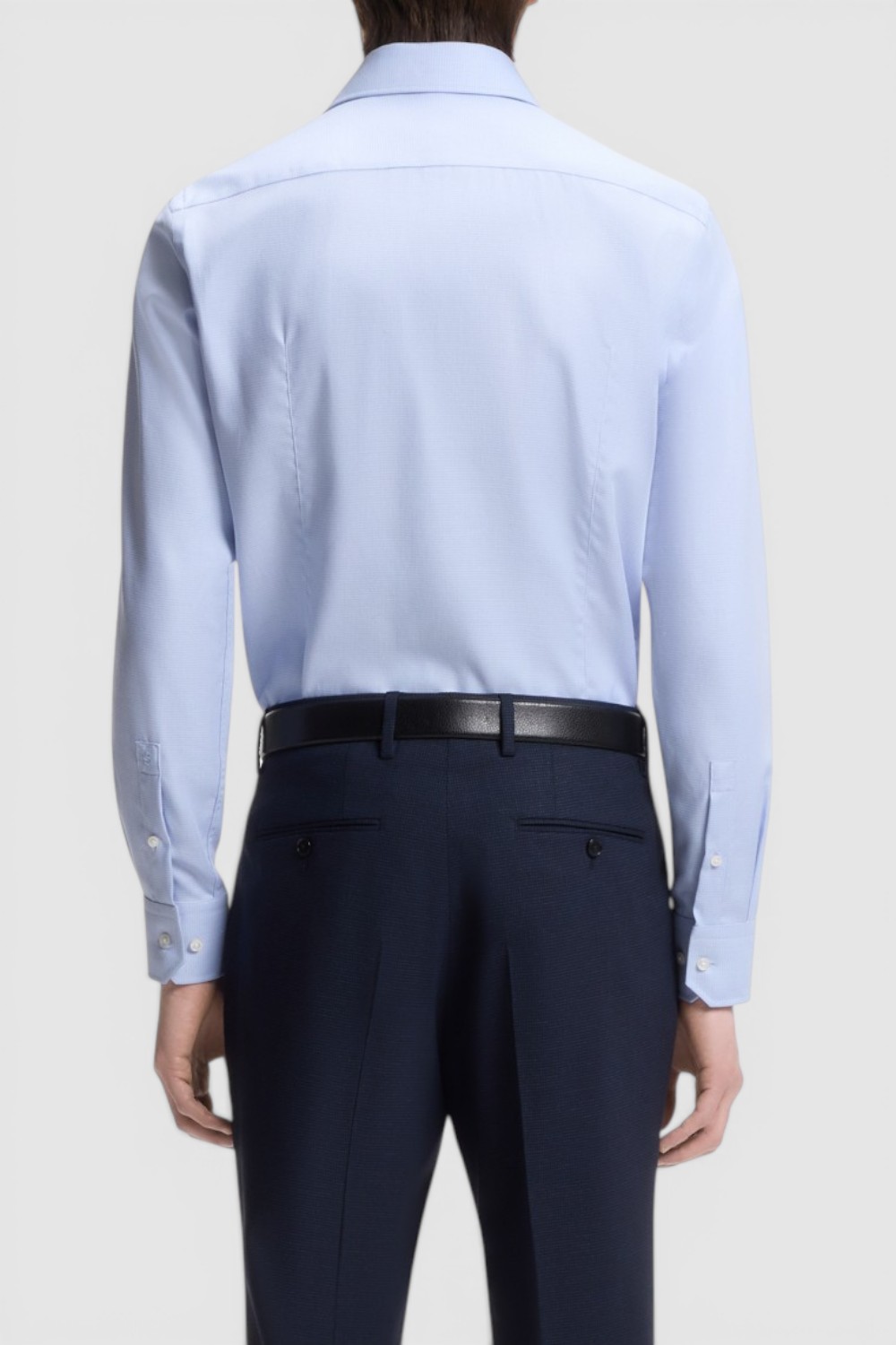 תמונת דוגמן אחורית של חולצה מכופתרת בגזרה ישרה