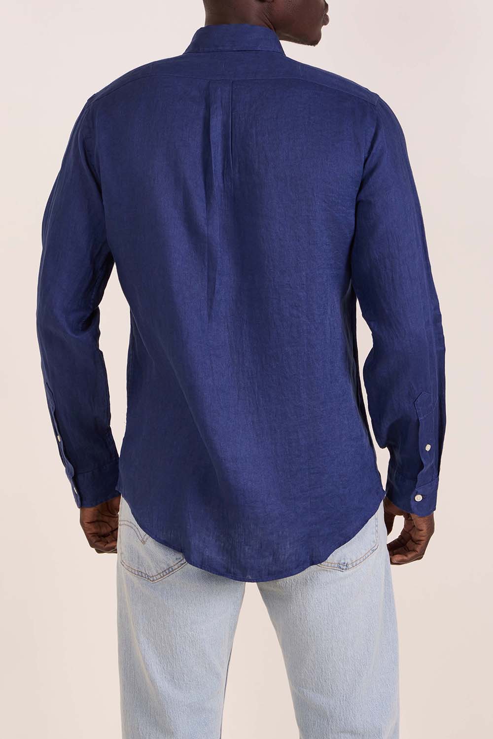 תמונת דוגמן אחורית של חולצה מכופתרת