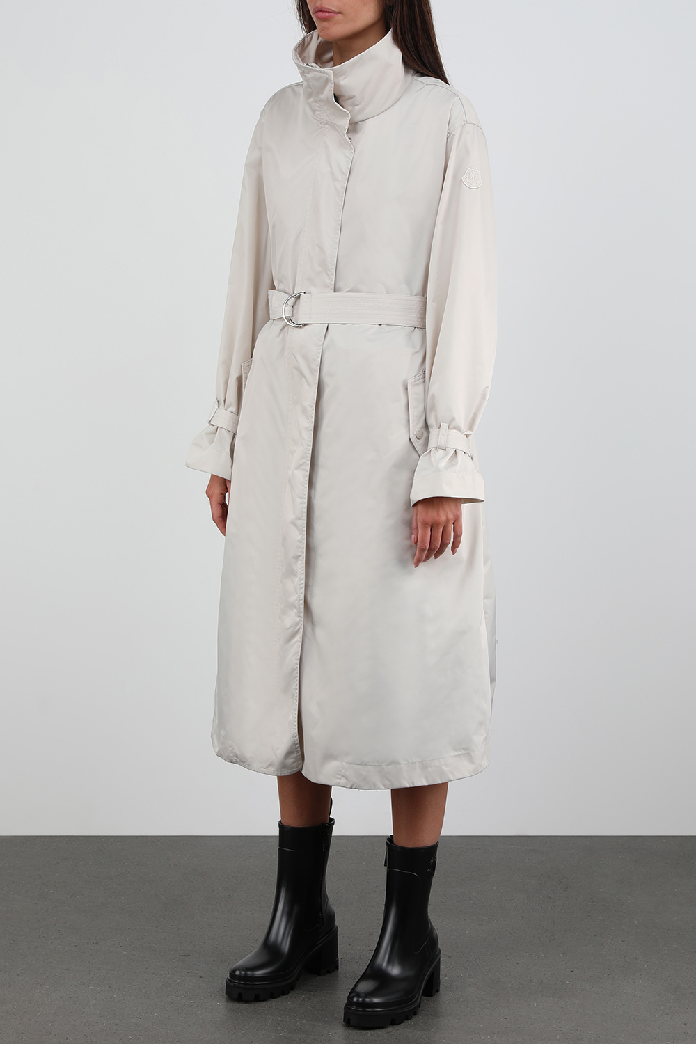 תמונת דוגמן קידמית של מעיל טרנץ' לבן