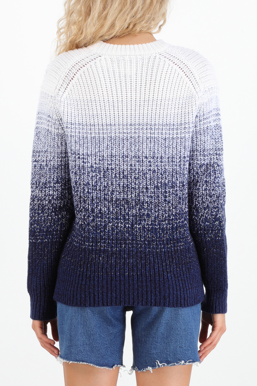 תמונת דוגמן אחורית של 501 Mid Thigh Shorts in Medium Blue Wash