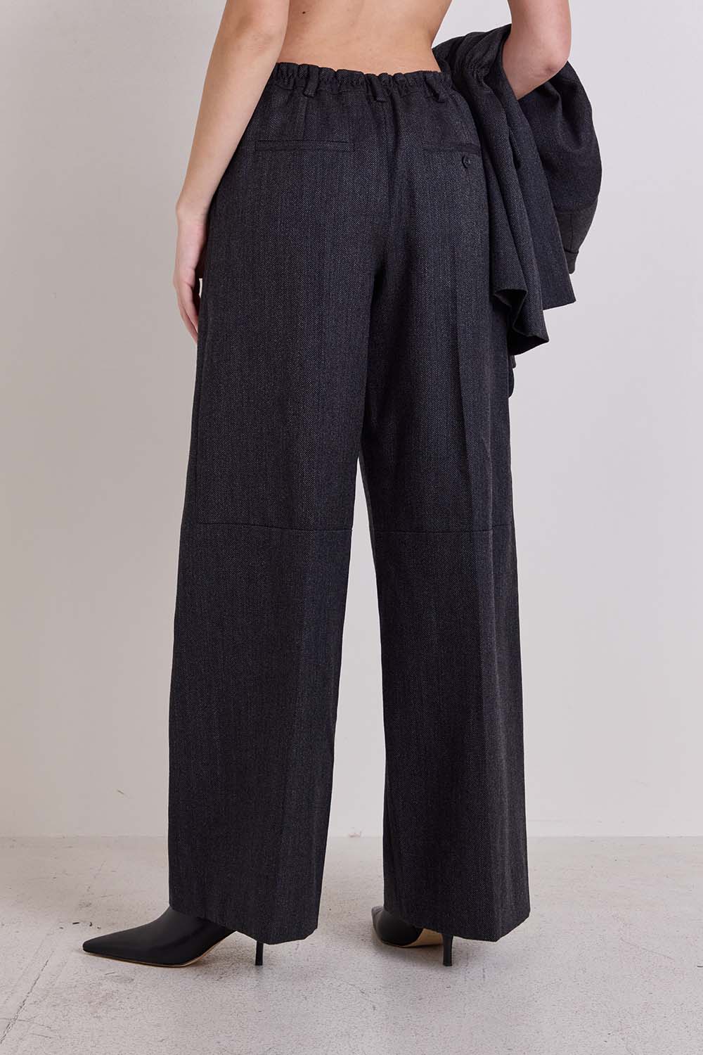 תמונת דוגמן אחורית של מכנסיים מחוייטים