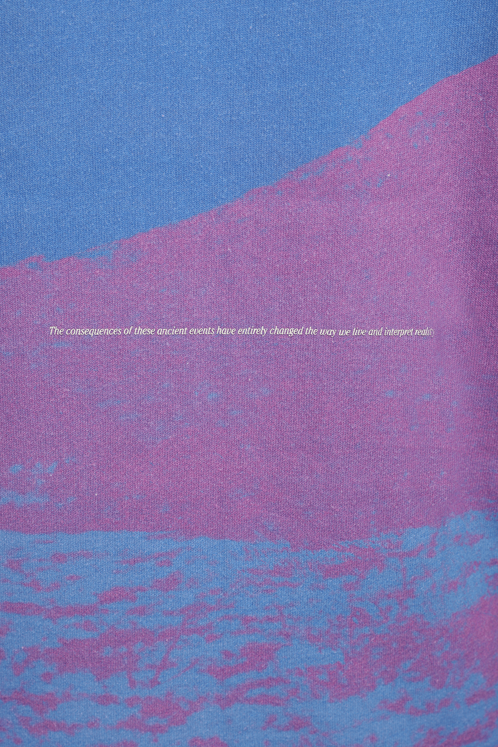 תמונת תקריב של חולצת טי גרפית אטלנטיק