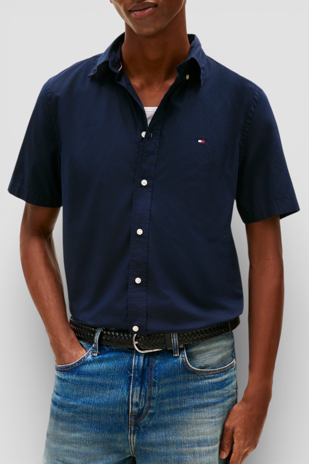 תמונת דוגמן קידמית של חולצה מכופתרת