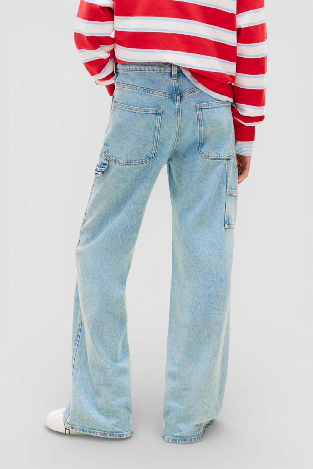 תמונת דוגמן אחורית של מכנסי ג'ינס בגזרה משוחררת