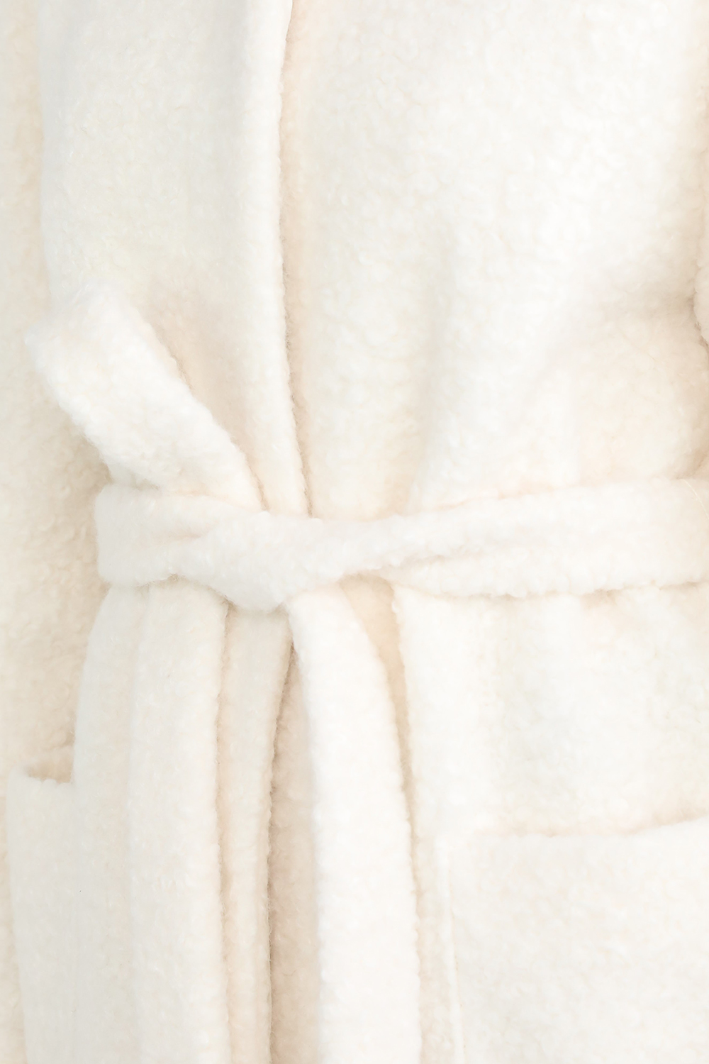 תמונת תקריב דוגמן של מעיל פרוותי