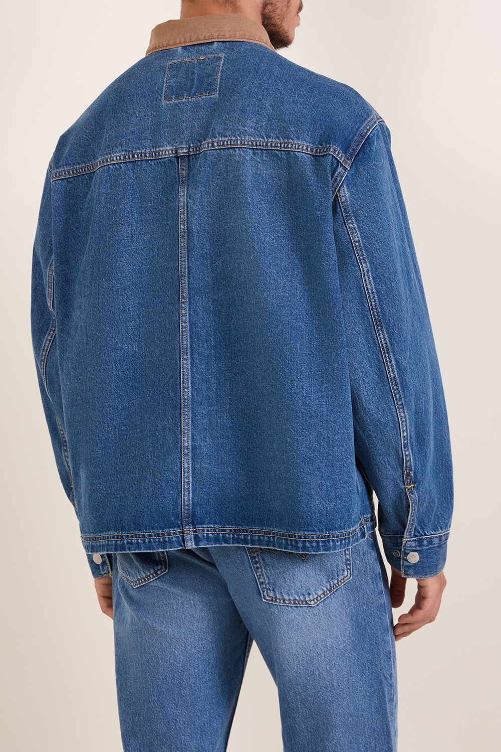 תמונת דוגמן אחורית של ז'קט ג'ינס