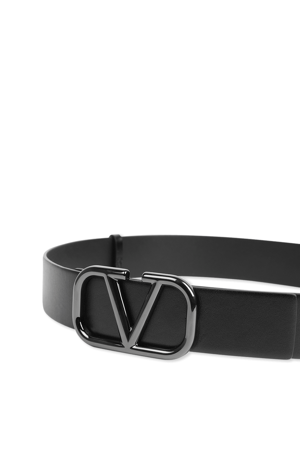 תמונת תקריב של חגורת לוגו מעור בצבע שחר