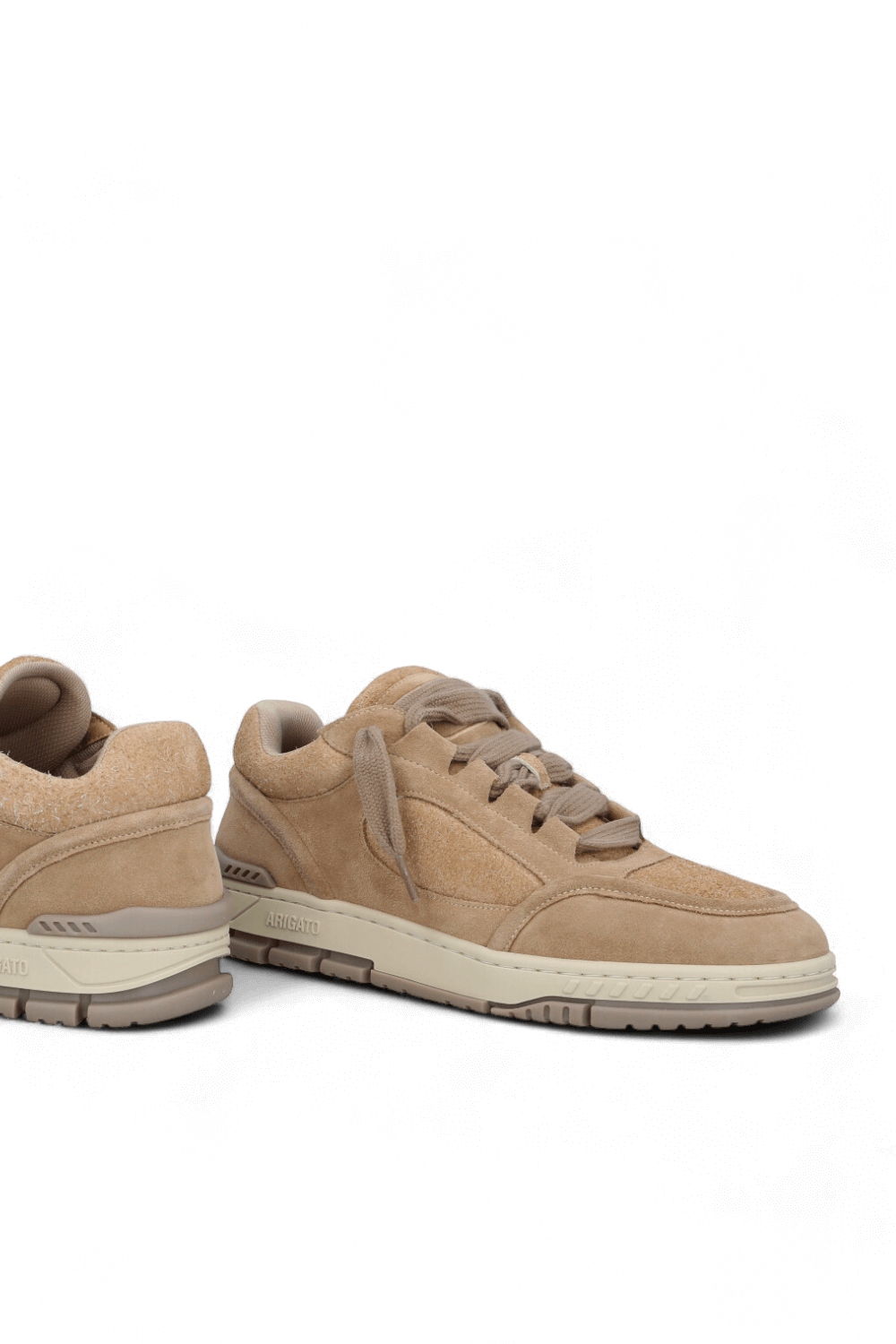 תמונת תקריב של נעלי סניקרס