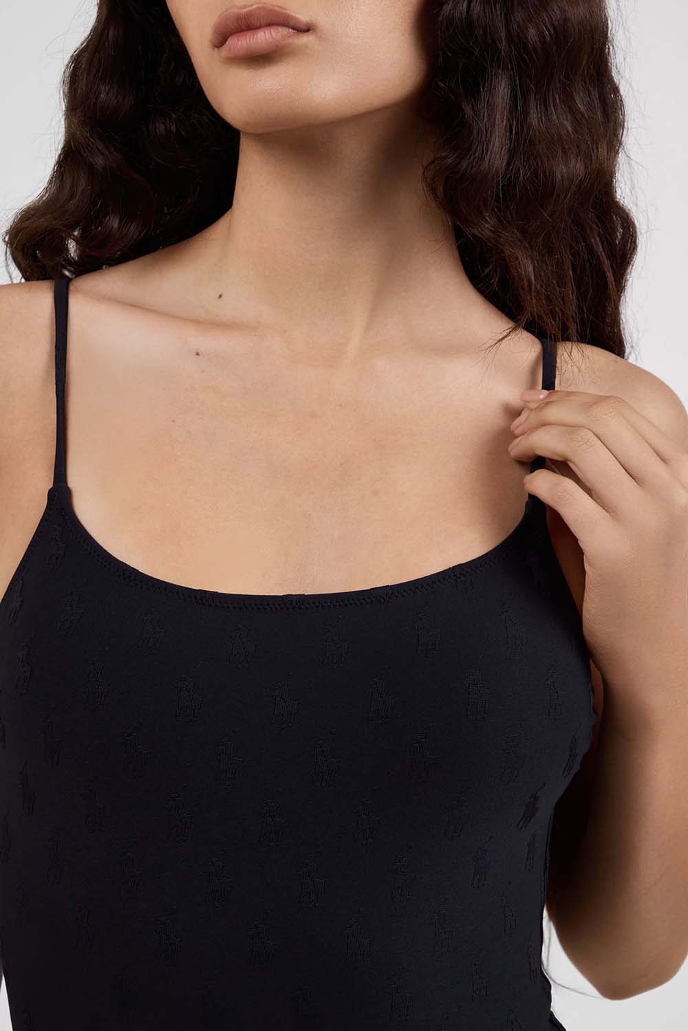 תמונת תקריב דוגמן של בגד ים שלם