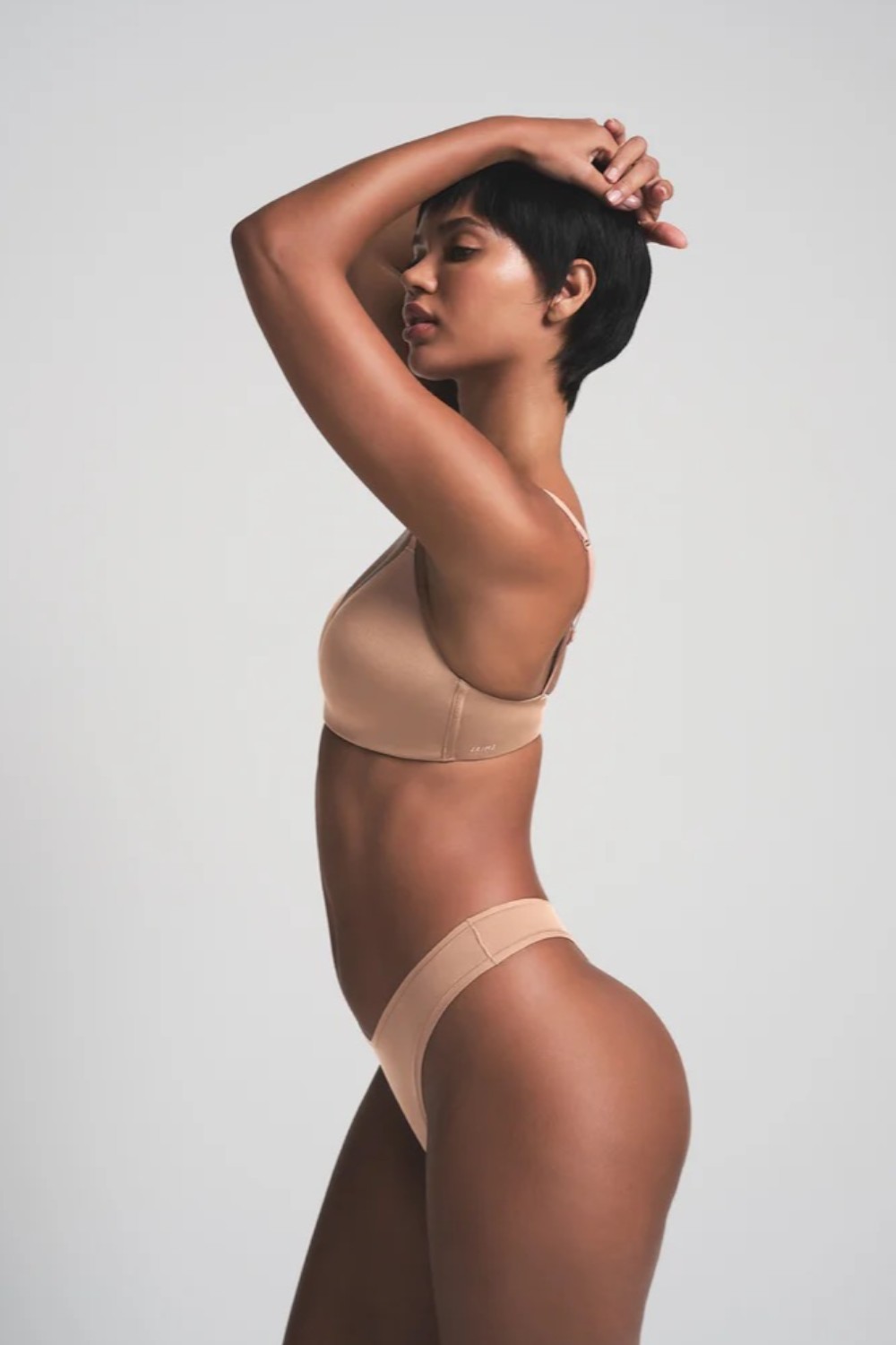 תמונת דוגמן אחורית של T-SHIRT BRA