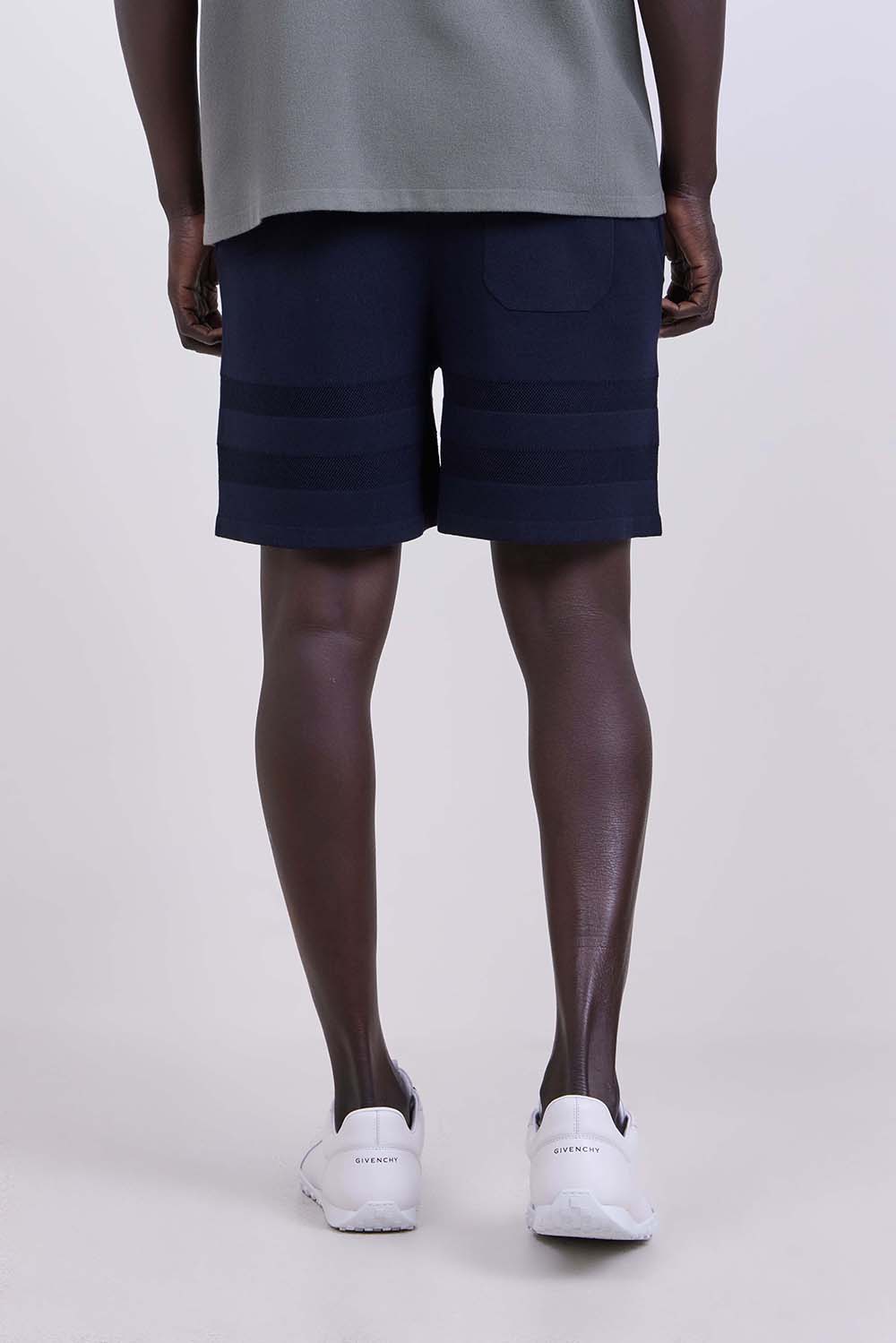 תמונת דוגמן אחורית של מכנסיים קצרים בגזרה משוחררת