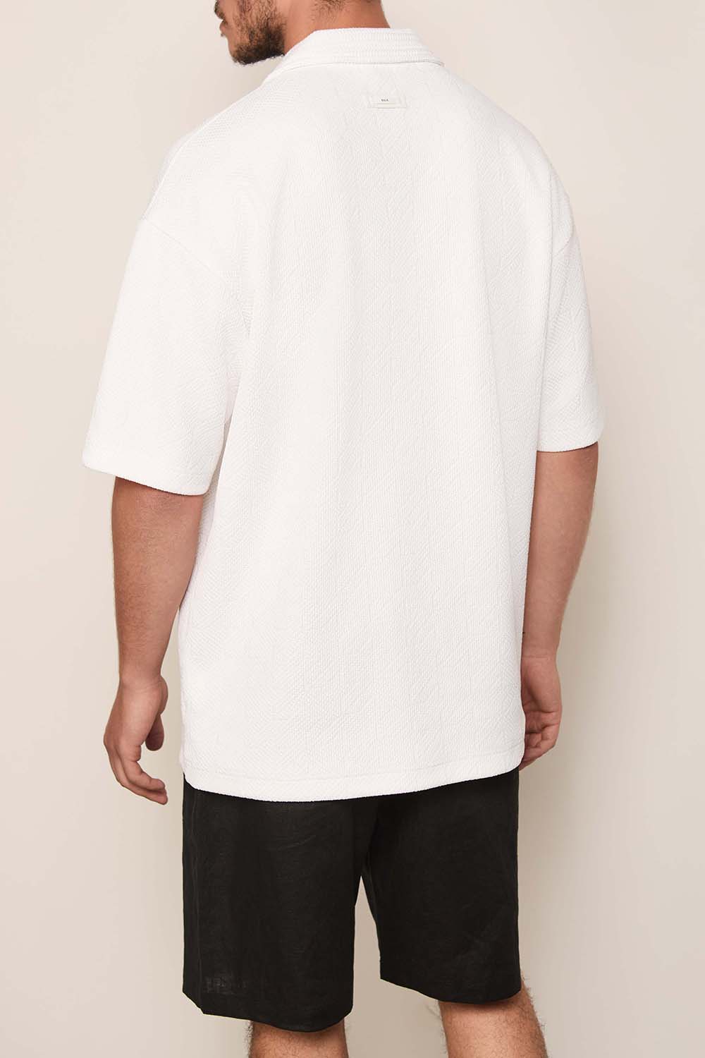 תמונת דוגמן אחורית של חולצת פולו