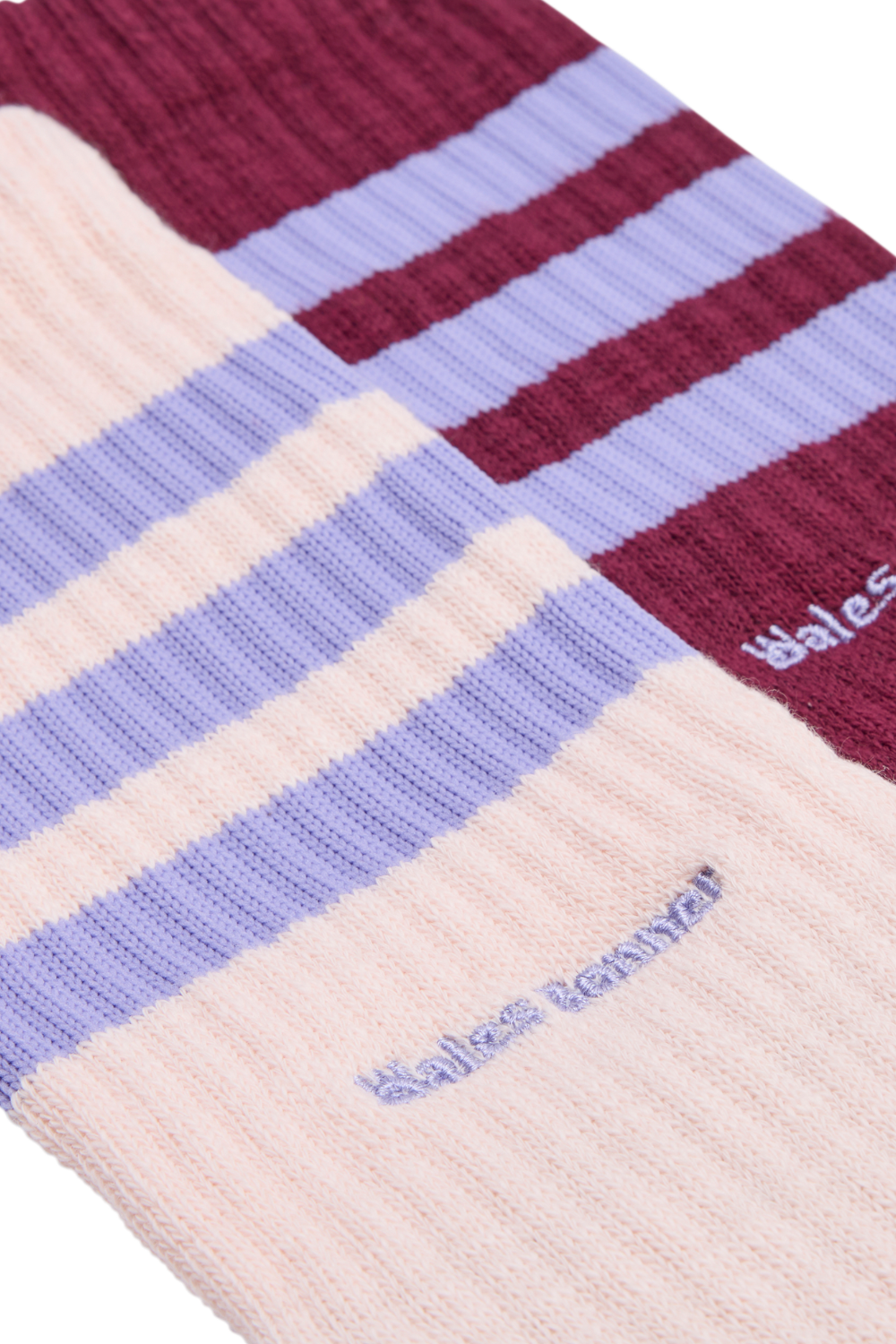 תמונה אחורית של שני זוגות גרביים