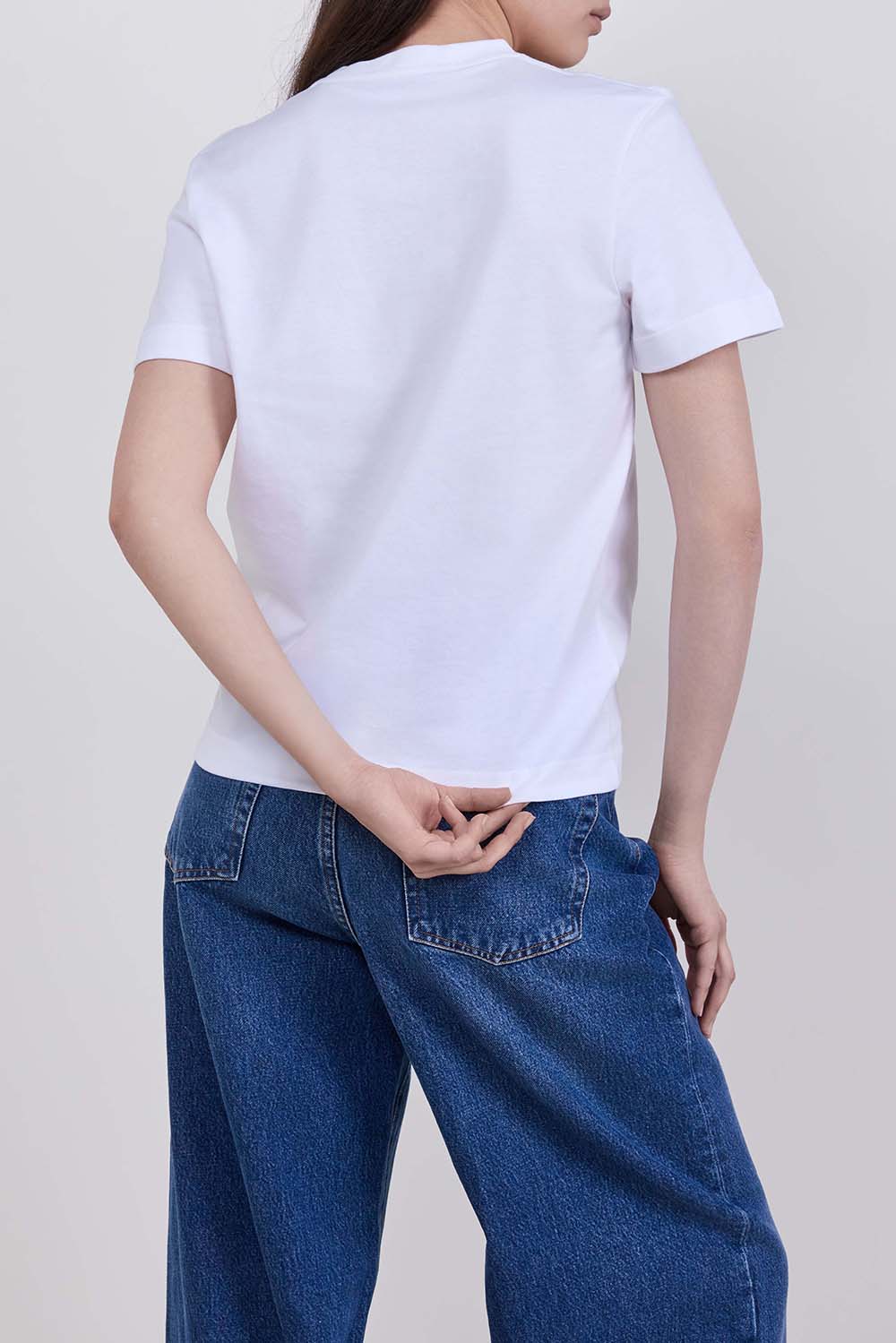 תמונת דוגמן אחורית של חולצת טי בגזרה משוחררת