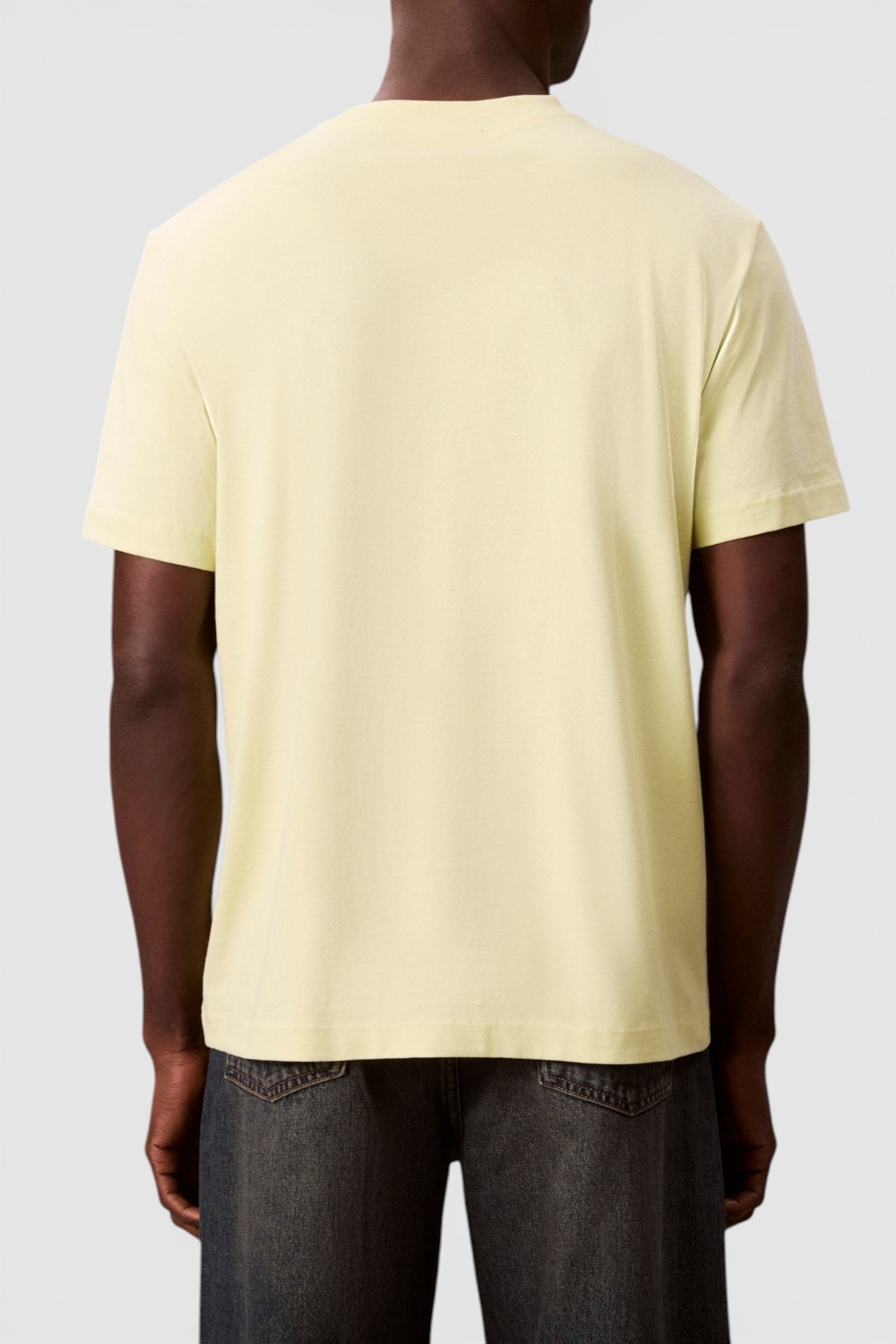 תמונת דוגמן אחורית של חולצת טי בגזרה משוחררת