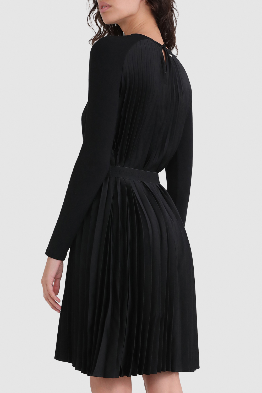 תמונת דוגמן אחורית של שמלת סאטן עם חגורה