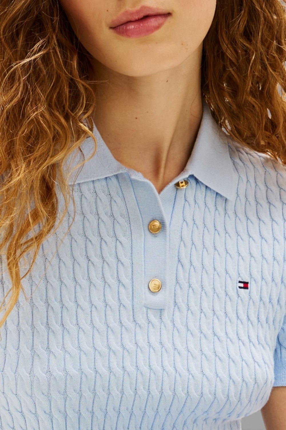 תמונת תקריב דוגמן של חולצת פולו סריג