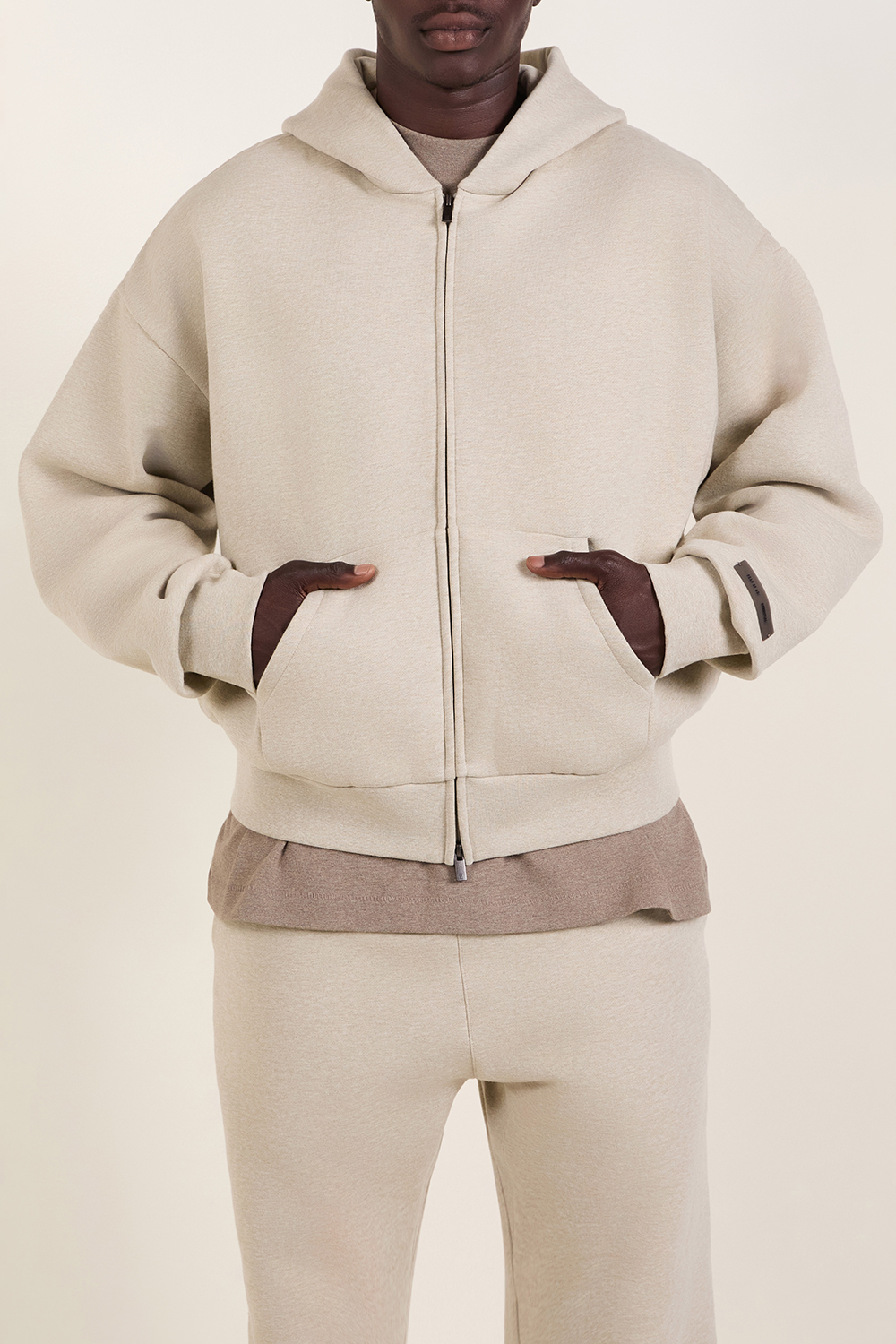 תמונת דוגמן קידמית של סווטשירט קפוצ'ון