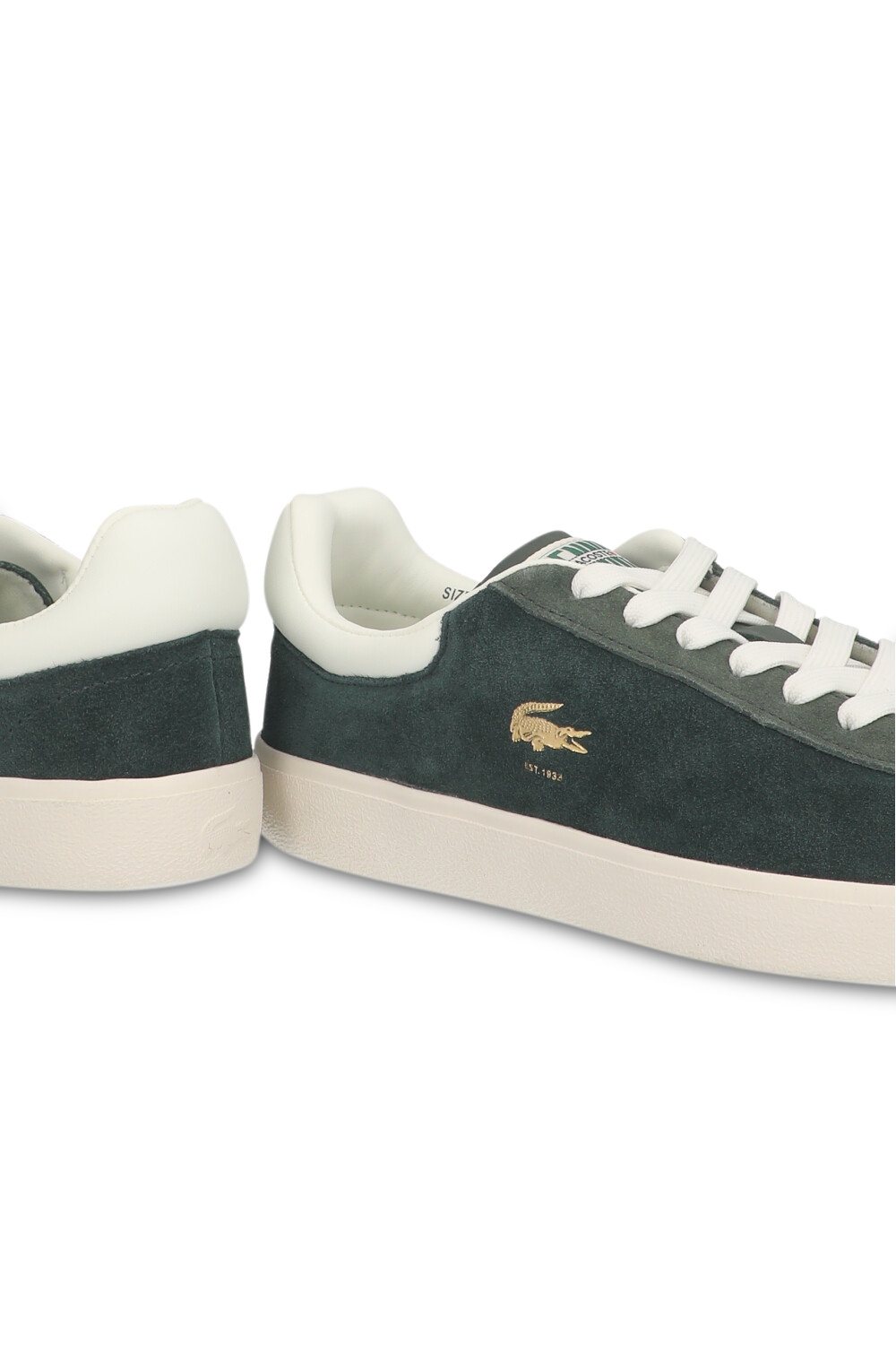 תמונת תקריב של נעלי סניקרס בייסשוט