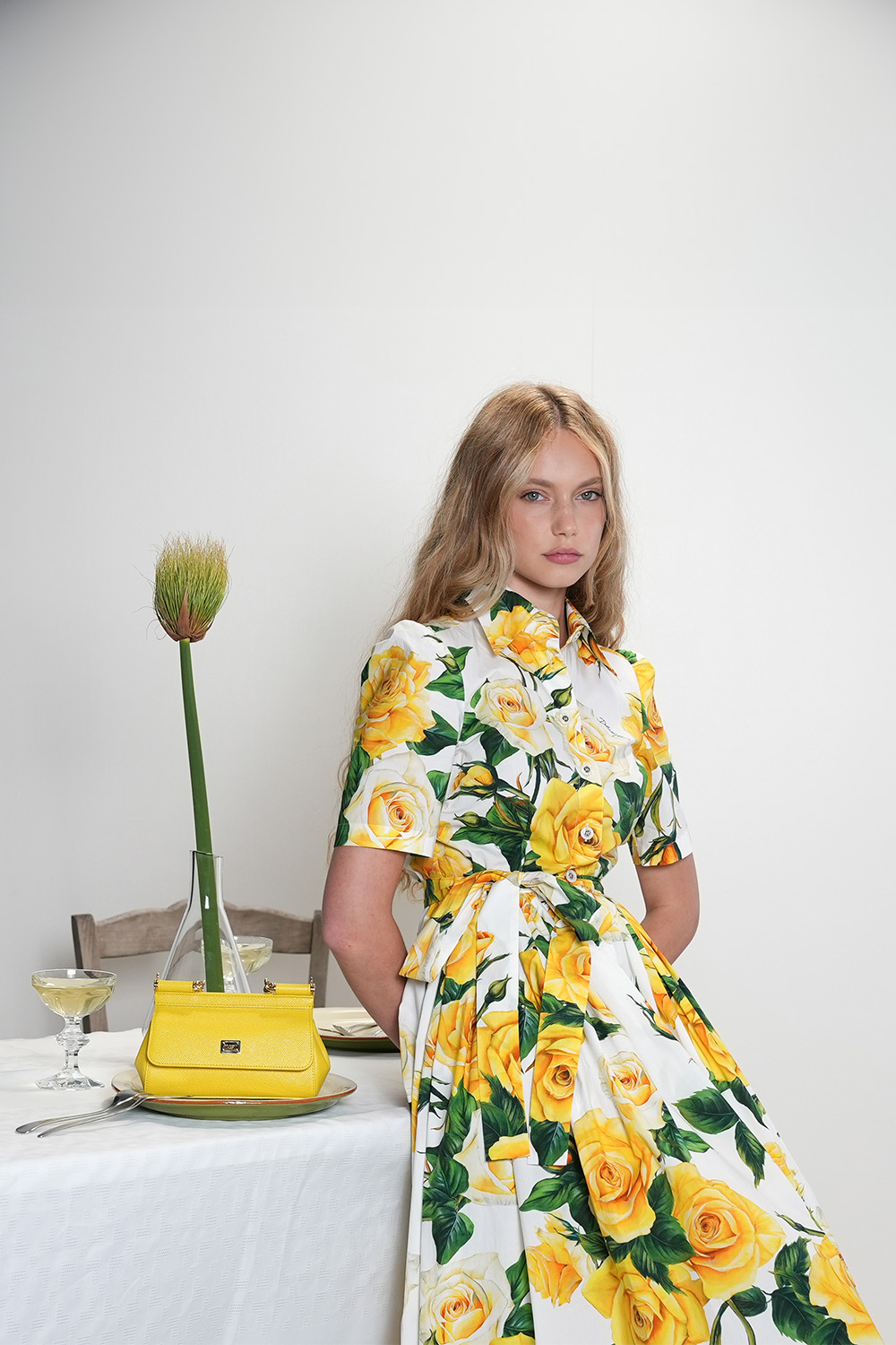 תמונת אווירה של שמלת מידי פרחונית