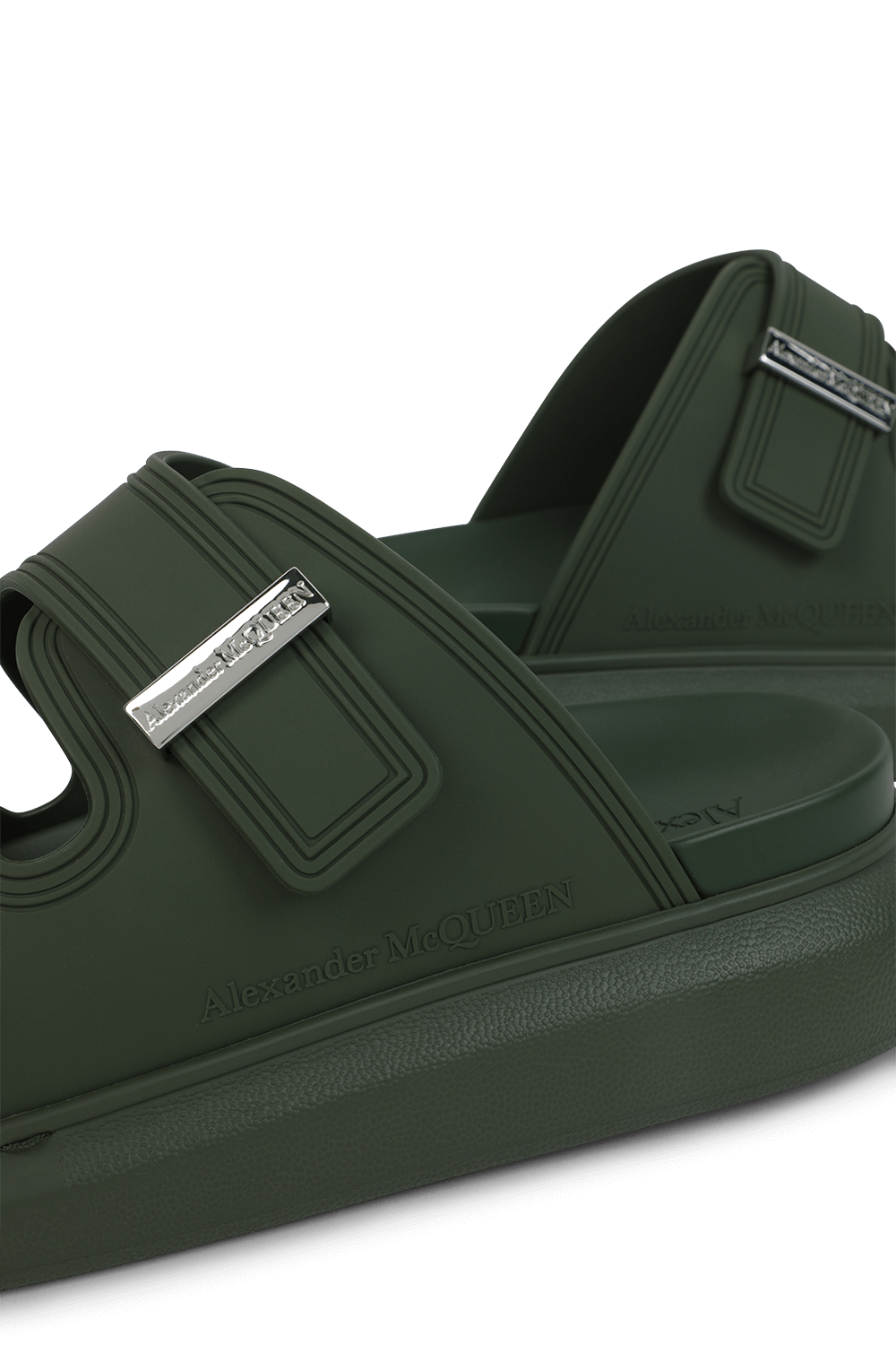 תמונת תקריב של סנדלי גומי ירוקים