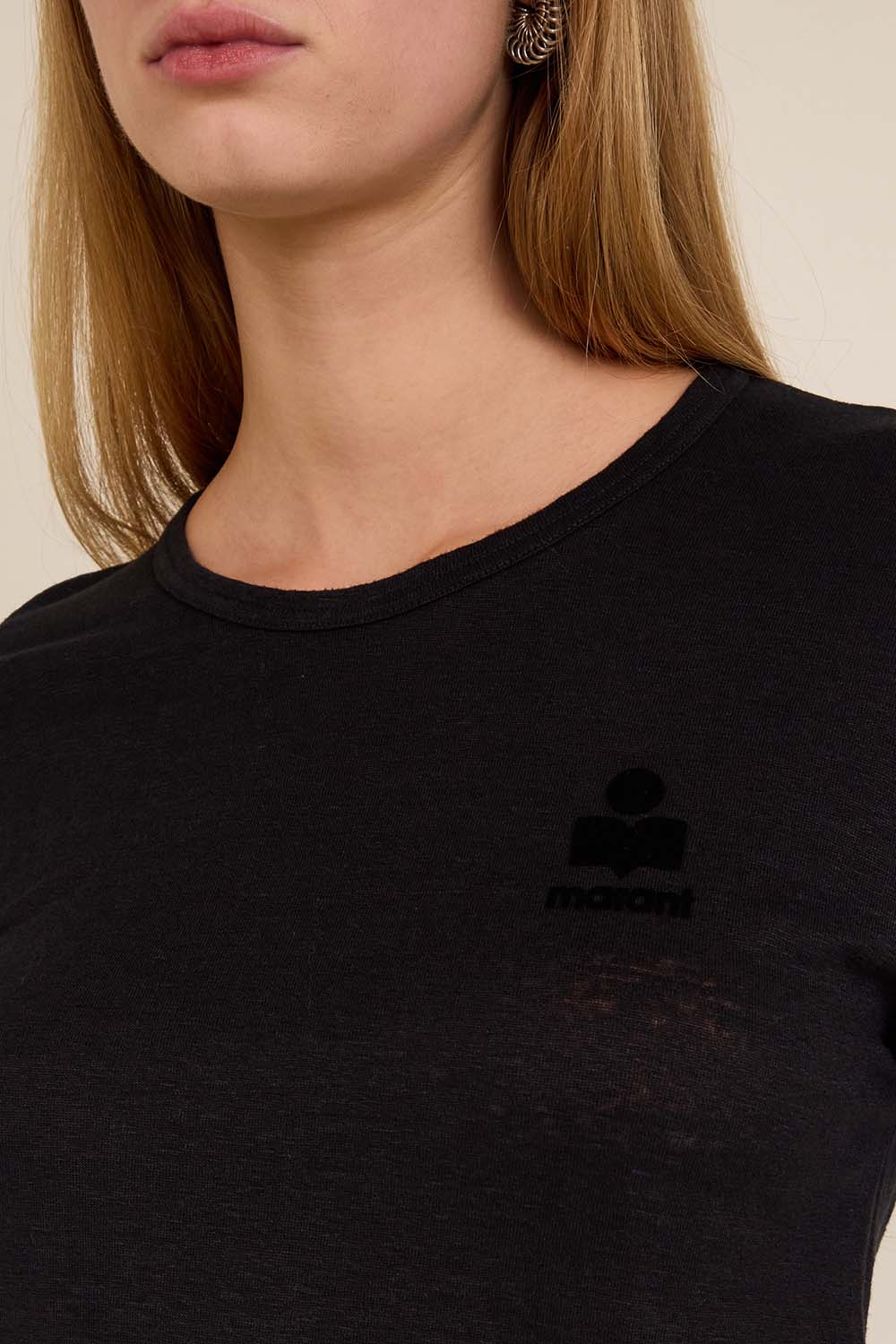 תמונת תקריב דוגמן של חולצת טי מפשתן